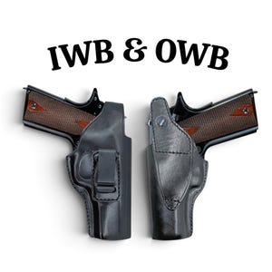 Op de afbeelding: Twee zwarte lederen holsters, elk met een semi-automatisch pistool met bruine geruite houten handgrepen. De tekst "IWB & OWB" is in het zwart boven de holsters gedrukt. De holsters zijn voorzien van zichtbare stiksels en metalen riemclips.