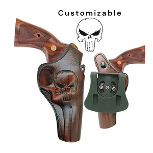 Puede incluir: Una funda de cuero marr&oacute;n con un dise&ntilde;o de calavera y un accesorio verde. La imagen tambi&eacute;n incluye una empu&ntilde;adura de pistola de madera y la palabra "Customizable" con un gr&aacute;fico de calavera.