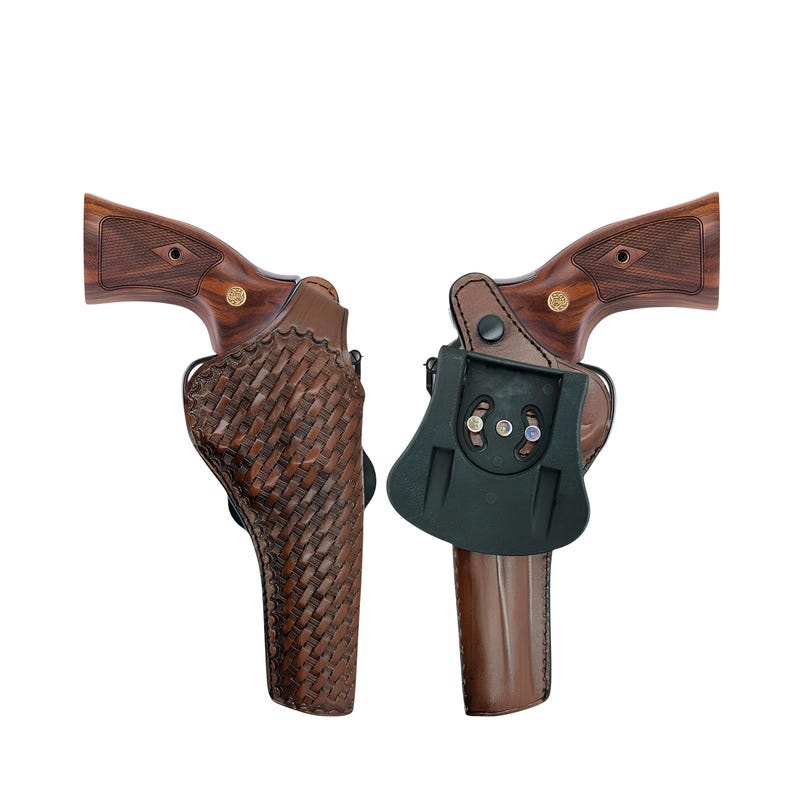 Puede incluir: Se muestran dos rev&oacute;lveres con empu&ntilde;aduras de madera, cada uno en una funda diferente. Una funda es de cuero marr&oacute;n con un patr&oacute;n tejido, la otra es una funda de pol&iacute;mero negro con base de cuero marr&oacute;n.