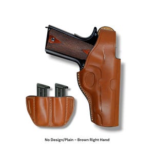 Może przedstawiać: Brązowa skórzana kabura z pistoletem i uchwytem na magazynek. Pistolet jest czarny i brązowy, a kabura jest przeznaczona dla praworęcznego użytkownika. Uchwyt na magazynek ma dwa magazynki. Tekst na dole brzmi "No Design/Plain ~ Brown Right Hand."