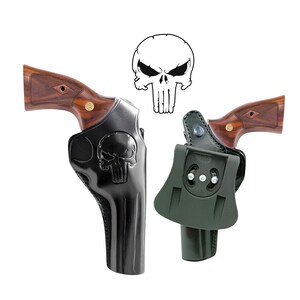 Puede incluir: Dos rev&oacute;lveres con empu&ntilde;aduras de madera y fundas negras. Una funda presenta un dise&ntilde;o de calavera. Un gr&aacute;fico de calavera blanca est&aacute; encima de los rev&oacute;lveres. Las fundas son de cuero y un material sint&eacute;tico.