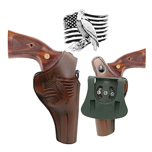Puede incluir: Dos rev&oacute;lveres con empu&ntilde;aduras de madera y fundas de cuero marr&oacute;n. Una funda presenta un &aacute;guila grabada y un dise&ntilde;o de bandera estadounidense. Una ilustraci&oacute;n en blanco y negro de un &aacute;guila y la bandera estadounidense est&aacute; encima de los rev&oacute;lveres.