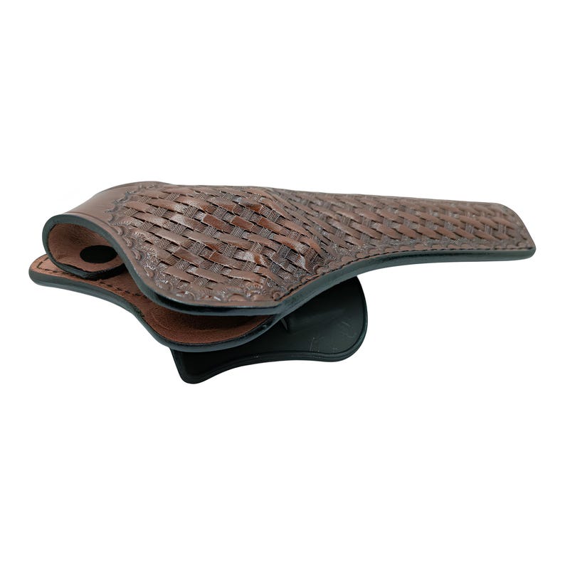 Puede incluir: Una funda de cuero marr&oacute;n con un patr&oacute;n tejido en forma de cesta. La funda tiene una forma curvada y un interior negro. El cuero es de un color marr&oacute;n oscuro intenso. La funda est&aacute; dise&ntilde;ada para sujetar un arma de fuego.