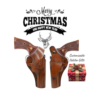 Pode incluir: Duas coldres de couro castanho com um design de veado, combinadas com um revólver. A imagem inclui o texto "Merry Christmas and Happy New Year" e "Customizable Holster Gifts". Uma caixa de presente vermelha com um laço também está presente.