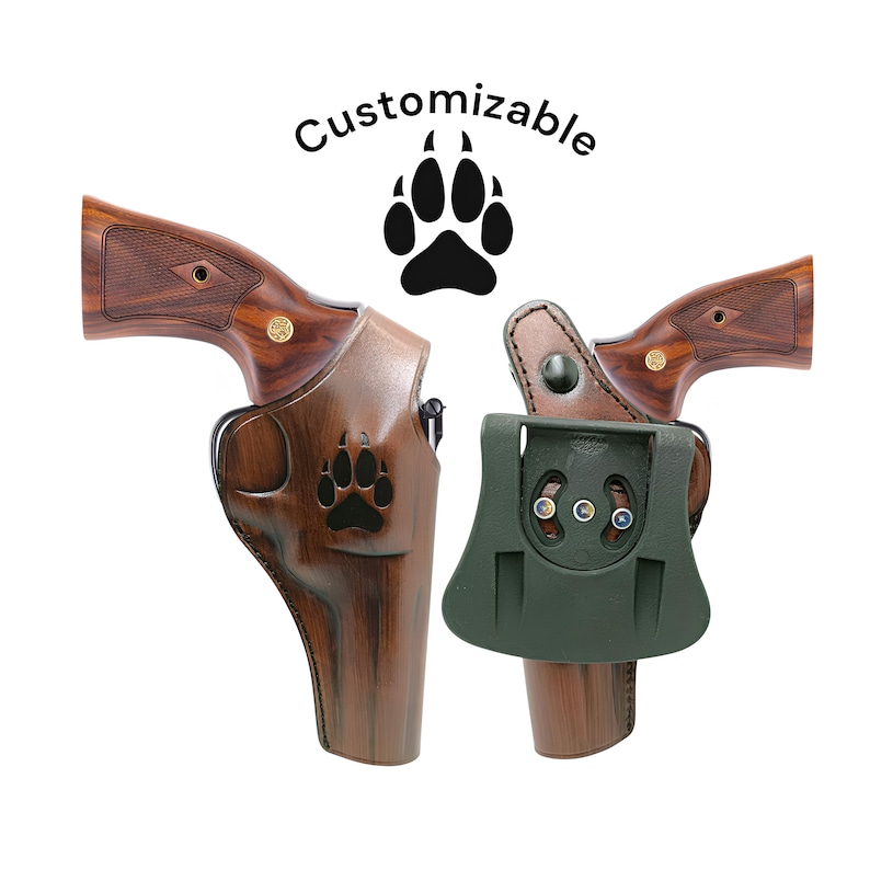 Puede incluir: Dos fundas de pistola de cuero marr&oacute;n con un dise&ntilde;o de huella de pata y un clip de cintur&oacute;n verde. El texto "Customizable" y un gr&aacute;fico de huella de pata est&aacute;n encima de las fundas.