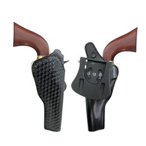 Puede incluir: Dos fundas de pistola de cuero negro con empu&ntilde;aduras de madera marr&oacute;n. Una funda tiene un patr&oacute;n de tejido de cesta, mientras que la otra tiene un accesorio de pl&aacute;stico negro. Las fundas est&aacute;n dise&ntilde;adas para sujetar un rev&oacute;lver.