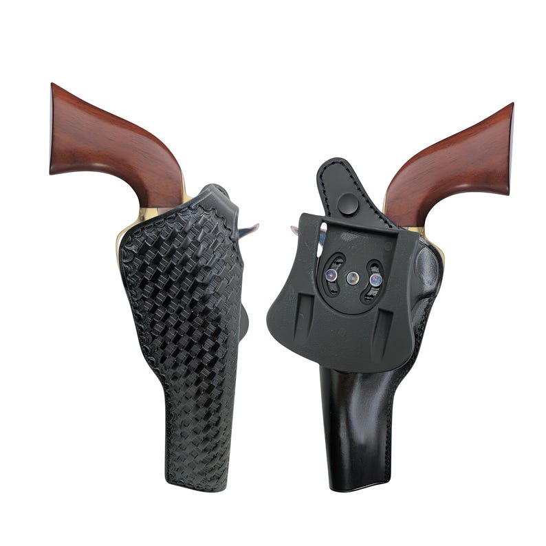Puede incluir: Dos fundas de pistola de cuero negro con empu&ntilde;aduras de madera marr&oacute;n. Una funda tiene un patr&oacute;n de tejido de cesta, mientras que la otra tiene un accesorio de pl&aacute;stico negro. Las fundas est&aacute;n dise&ntilde;adas para sujetar un rev&oacute;lver.