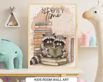 Puede incluir: Un cuadro rectangular con marco de madera clara que presenta una ilustración en acuarela de dos mapaches sentados sobre una pila de libros leyendo juntos. El texto "STORY Time" aparece impreso en letra cursiva marrón oscuro sobre ellos.