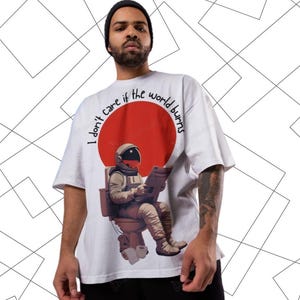 Divertido astronauta en el baño PNG, diseño de sublimación espacial, arte de astronauta de dibujos animados retro, arte digital de planeta rojo, camiseta y sudadera PNG, instantáneo