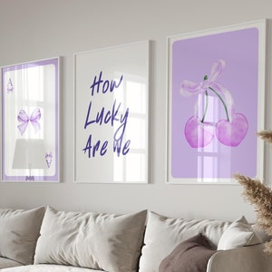 How Lucky Are We Print, 3er-Set Wandkunst, Lila Ästhetisches Trendy Wohnheim Dekor, Kirsche Print, Kokette Raumdekoration, Lila Schleife Wandkunst 3er Set