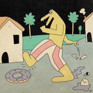 Op de afbeelding: Een geel cartoonfiguur met een roze en wit gestreept broek en gele laarzen loopt over een pad. Het figuur trapt op een donut met roze glazuur en sprankjes. Er liggen botten en een smeltende oogbal op de grond.