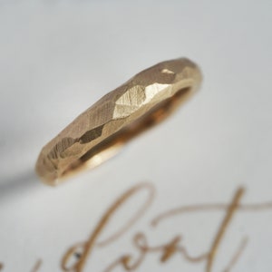 Banda de boda de textura, anillo cepillado, banda martillada, anillo de oro de 18 k, banda hecha a mano, anillo de compromiso, anillo de boda único anillo rústico imagen 6