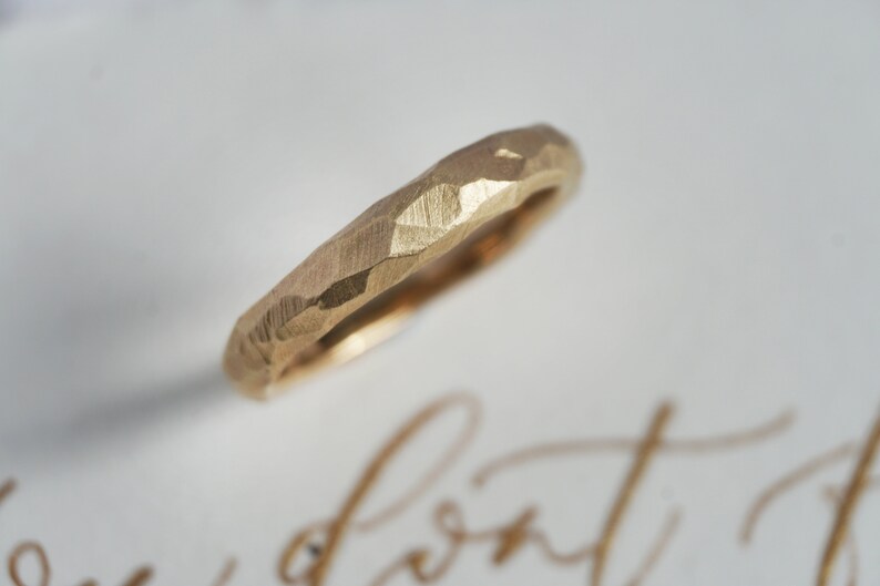 Banda de boda de textura, anillo cepillado, banda martillada, anillo de oro de 18 k, banda hecha a mano, anillo de compromiso, anillo de boda único anillo rústico imagen 6