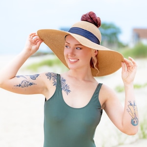 Sombrero de playa básico, sombrero para el sol, sombrero flexible, sombrero de playa, sombrero con el pelo suelto, sombrero con poni suelto, sombrero con moño suelto, vacaciones, sombrero de señora, luna de miel, pompón, dama de honor