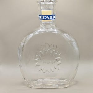 Könnte beinhalten: Ein Set aus drei Keramikbechern mit gesprenkelter, matter Oberfläche. Die Becher sind in Creme-, Hellbraun- und Dunkelbrauntönen gehalten. Jeder Becher hat ein schlichtes, minimalistisches Design.