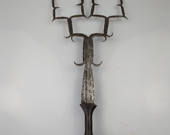 Very rare EKONDA cult knife reminiscent of insect mandibles. Forged steel, 50cm of finesse and elegance.