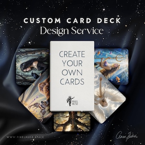 Può includere: Servizio di progettazione di mazzi di carte personalizzati con il testo "CREA LE TUE CARTE". L'immagine presenta un mazzo di carte con arte fantasy, tra cui una sirena, un angelo e un cervo. Lo sfondo è scuro con stelle.