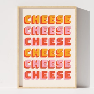 Puede incluir: Una impresión enmarcada con la palabra "CHEESE" repetida seis veces en una fuente de estilo retro. El texto está en colores alternos de naranja, rosa y rojo.