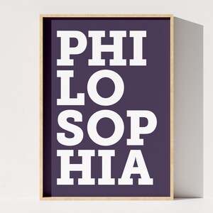 Może przedstawiać: Wydruk w ramie z napisem "PHILOSOPHIA" napisanym białymi pogrubionymi literami na ciemnofioletowym tle.