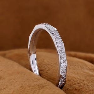女性用アールデコアンティークバンド、ラウンドカット無色モアッサナイト結婚指輪、ソリッド14Kホワイトゴールドプロポーズバンド、ハーフエタニティブライダルバンド