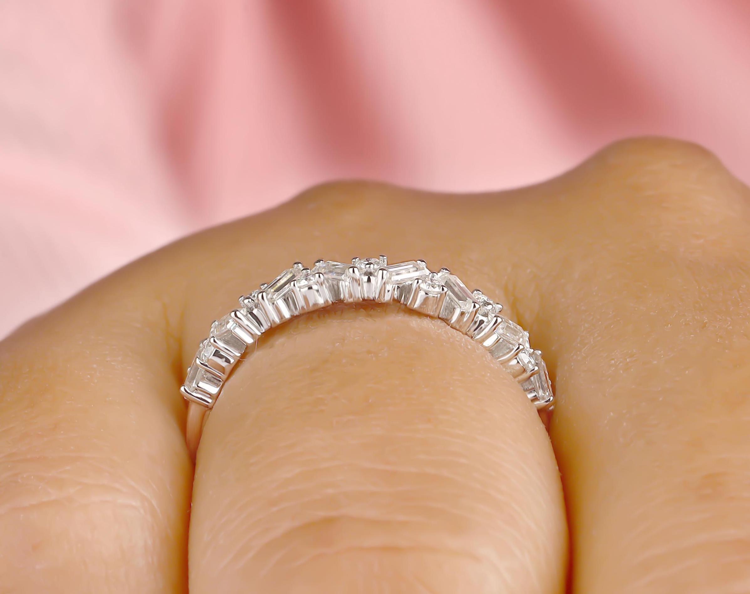 ラウンドバゲットモアッサナイト結婚指輪、14Kホワイトゴールドハーフ