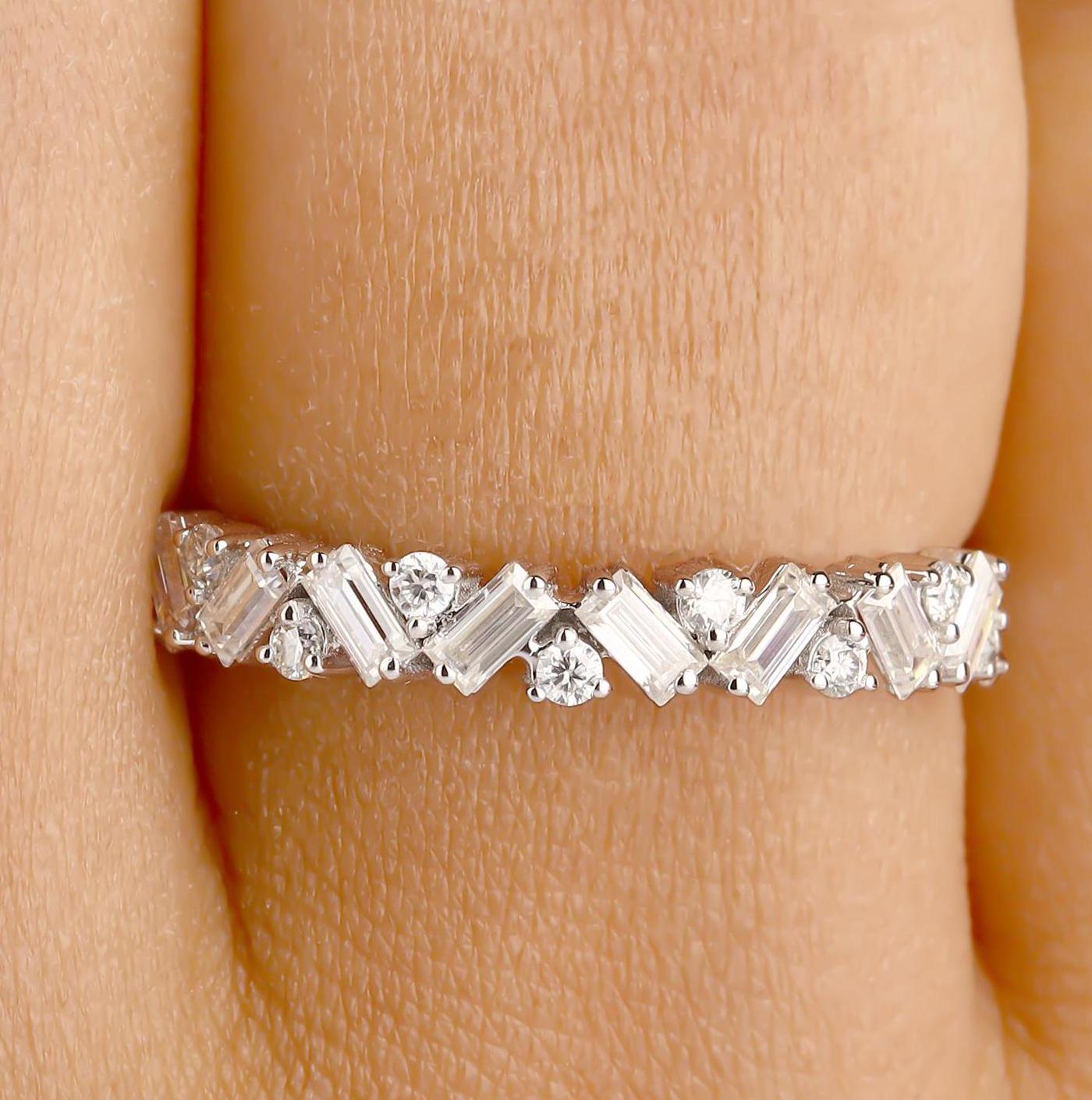 ラウンドバゲットモアッサナイト結婚指輪、14Kホワイトゴールドハーフ