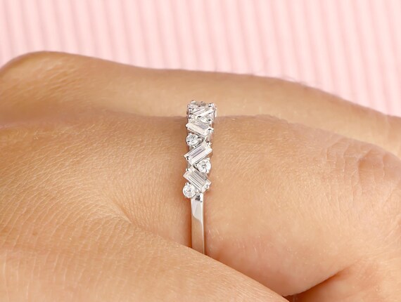ラウンドバゲットモアッサナイト結婚指輪、14Kホワイトゴールドハーフ