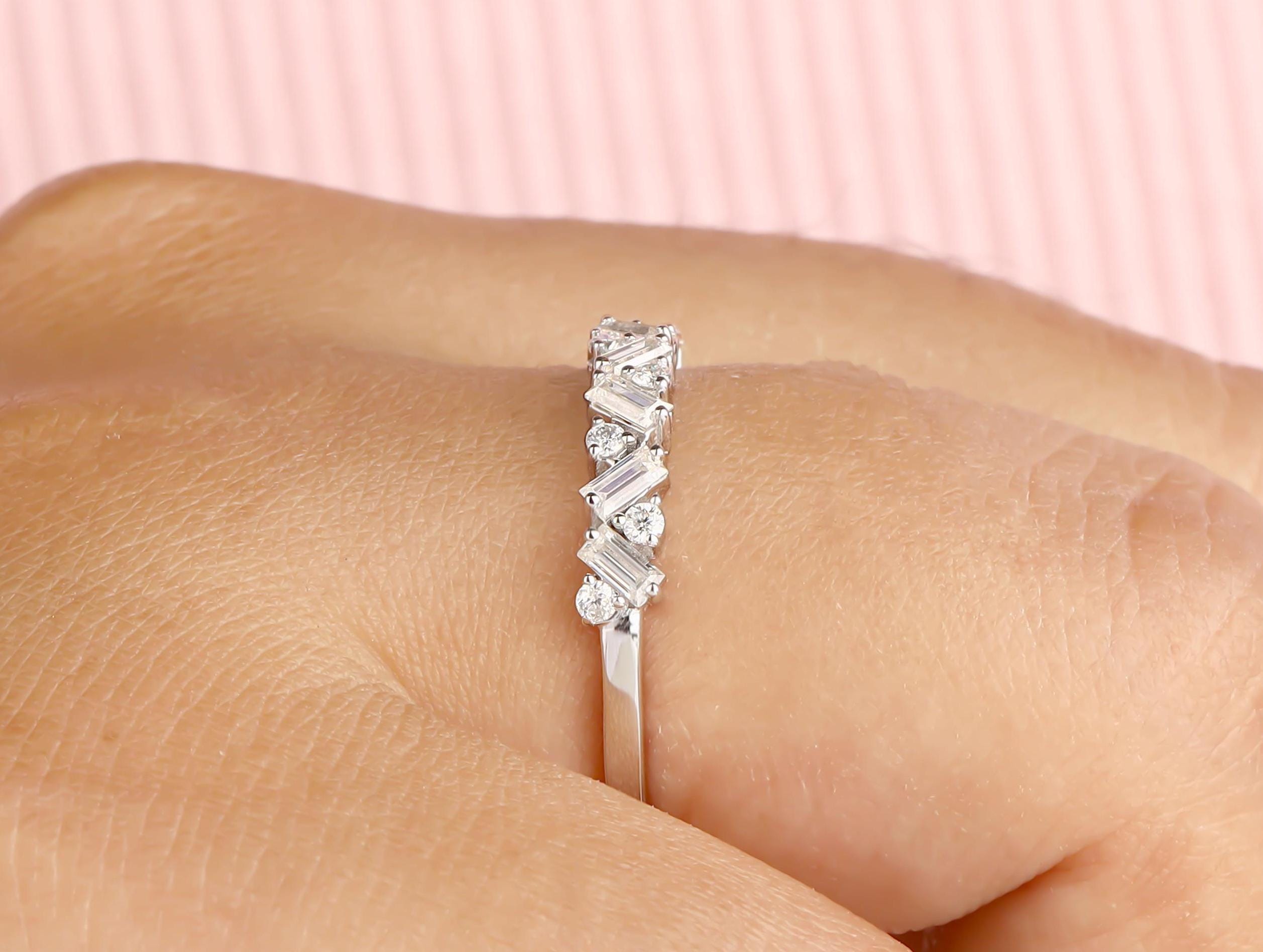ラウンドバゲットモアッサナイト結婚指輪、14Kホワイトゴールドハーフ