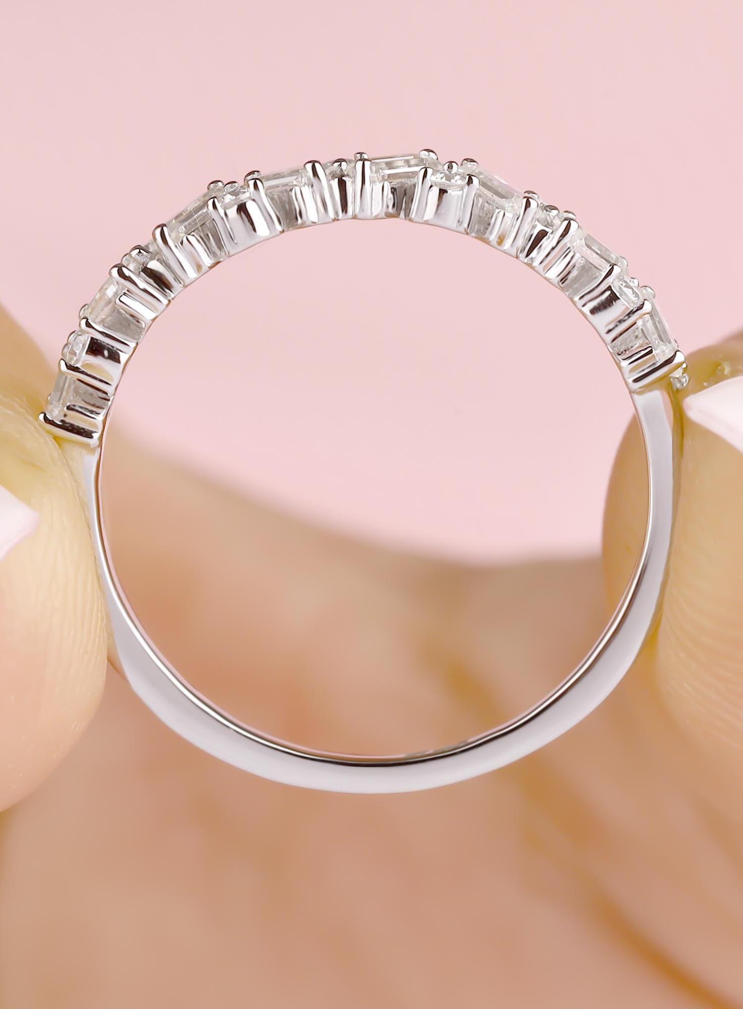 ラウンドバゲットモアッサナイト結婚指輪、14Kホワイトゴールドハーフ