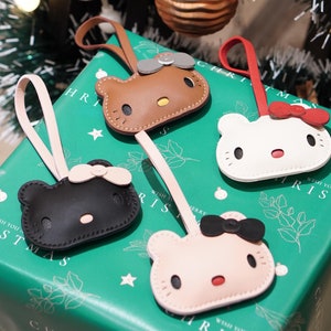 Bijou de sac Hello kitty, breloque de sac personnalisé, breloque de sac en cuir personnalisé, commission de charme de sac à main en cuir, étiquette de bagage, cadeau de fête des mères