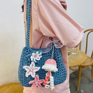 Charm de medusas y estrellas de mar en bolsa de red, bolso de hombro de crochet de verano, bolso de playa/océano, bolso de malla, bolso de Halloween, regalo de Halloween, regalo de Navidad