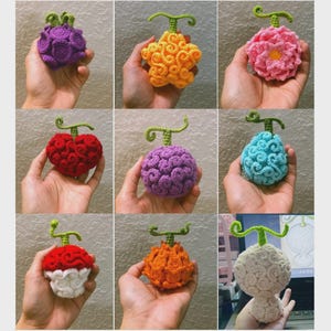 Könnte beinhalten: Eine Sammlung von neun gehäkelten Fruchtskulpturen in verschiedenen Farben, darunter Lila, Gelb, Rosa, Rot, Blau, Orange und Weiß. Jede Frucht hat einen grünen Stiel und wird in einer Hand gehalten. Die Früchte haben einzigartige Texturen und Formen.