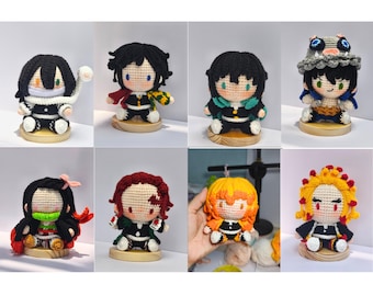 Op de afbeelding: Een verzameling van acht gehaakte anime-personagepoppen. Elke pop heeft gedetailleerd garenwerk, met verschillende kapsels, kleding en accessoires. De poppen worden tentoongesteld op kleine houten voetstukken, met een verscheidenheid aan kleuren en ontwerpen.