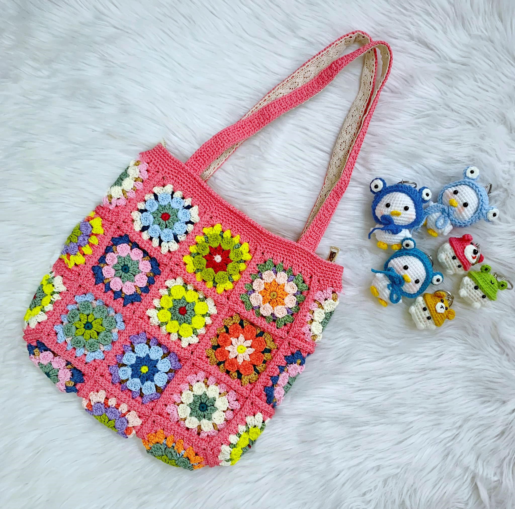 Tote bag, Crochet Granny square bag, handmade shoulder bag, pink flower summer bag, Gift for woman, Beach summer bag, back to school