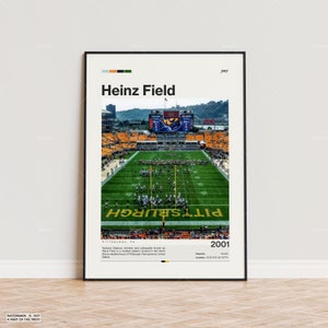 Peut inclure: Une affiche encadrée du Heinz Field, un stade de football à Pittsburgh, PA. L'image montre le terrain avec des joueurs, des gradins et un tableau d'affichage. Le texte "Heinz Field" et "2001" sont visibles.