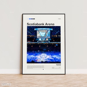 Può includere: Un poster incorniciato con la Scotiabank Arena a Toronto, Ontario. L'immagine mostra l'interno dell'arena durante un evento sportivo, con le parole "Saturday Night" visibili su uno schermo. Il poster include l'anno 1999.