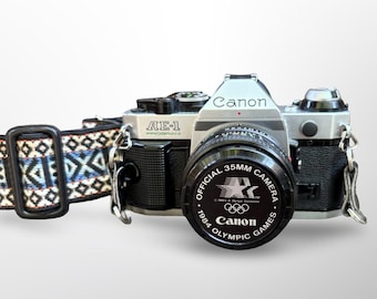 Cámara de película Canon AE-1 Program de 35 mm, estilo vintage, con objetivo de 50 mm f/1.8, revisada y en perfecto funcionamiento, lista para usar. Incluye película y batería.