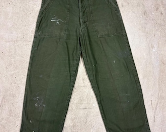 Vintage OG-107 Typ 1 Baumwoll-Arbeitshose aus den 1960er Jahren, Größe 28x28, Used-Look Olivgrün, Knopfleiste, hergestellt in den USA, Farbspritzer