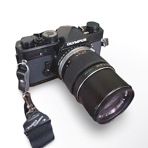 Cámara de película Olympus OM-1n negra vintage de 35 mm, objetivo Zuiko 1:3.5 de 135 mm, totalmente revisada y probada, película y batería incluidas.