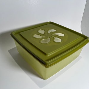 Vintage 1970s Rubbermaid Green Daisy Container, Square 4 Quart Tupperware