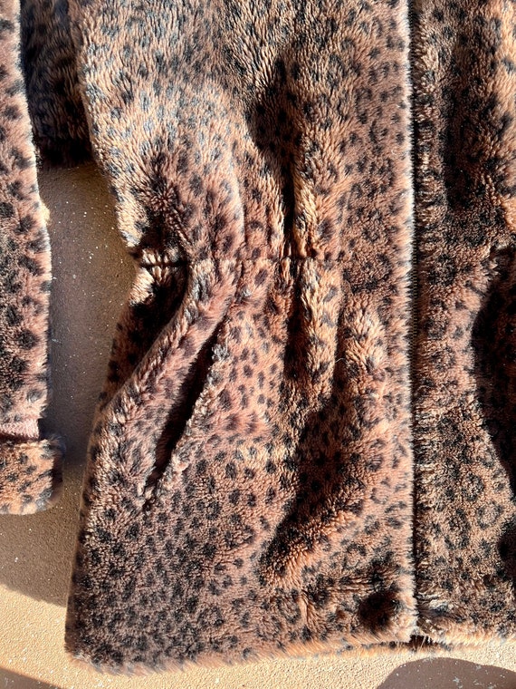 Vintage 1970s Leopard Pattern Faux Fur Coat, Size… - image 8