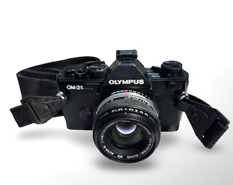 Fotocamera vintage Olympus OM-2S Program 35 mm nera, obiettivo Zuiko OM 50 mm f/1.8, completamente revisionata e testata, pellicola e batteria incluse.
