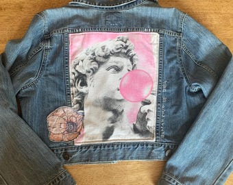 Chaqueta vaquera reciclada con David soplando chicle.