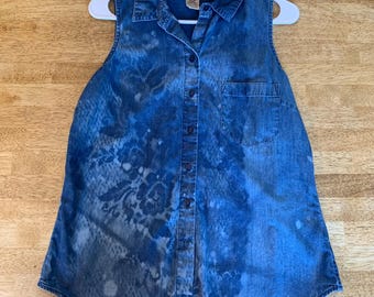 Camisa vaquera desteñida sin mangas con diseño de encaje – Top de verano reciclado