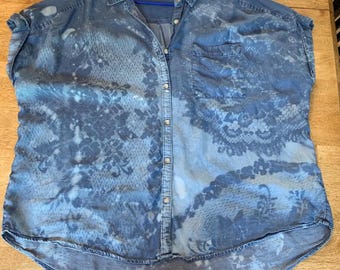 Top de mujer de manga corta estilo vaquera con diseño de encaje y mezclilla desteñida, talla 2XL.