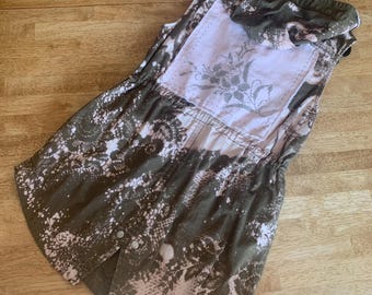 Chaleco reciclado con bordado vintage y diseño de encaje decolorado en verde y rosa.