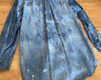 Camisa vaquera desteñida reciclada, talla 10 de mujer.