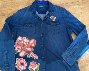 Camisa vaquera reciclada desteñida con aplique de rosa, talla mediana de mujer