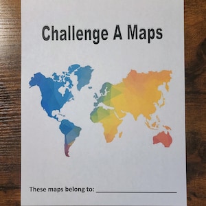 Könnte beinhalten: Ein weißes Blatt Papier mit der Überschrift Challenge A Maps in schwarzer Schrift. Es zeigt eine Weltkarte mit einem geometrischen, mehrfarbigen Verlaufsmuster, das von Blau links zu Gelb und Orange rechts übergeht. Unten steht der Text These maps belong to:.