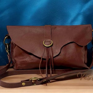 Bolso bandolera de piel burdeos con borde natural
